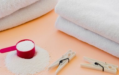 Як зекономити на дорогих мийних засобах: 10 способів використання прального порошку в побуті