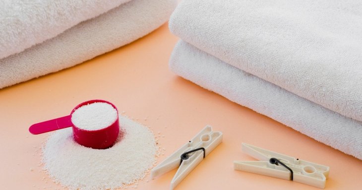 Як зекономити на дорогих мийних засобах: 10 способів використання прального порошку в побуті