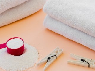 Як зекономити на дорогих мийних засобах: 10 способів використання прального порошку в побуті