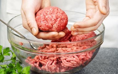 Господині більше не додають хліб у фарш: лише цей інгредієнт робить котлети соковитими та пухкими