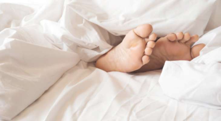 Почему комфортно спать, высунув ногу из-под одеяла?