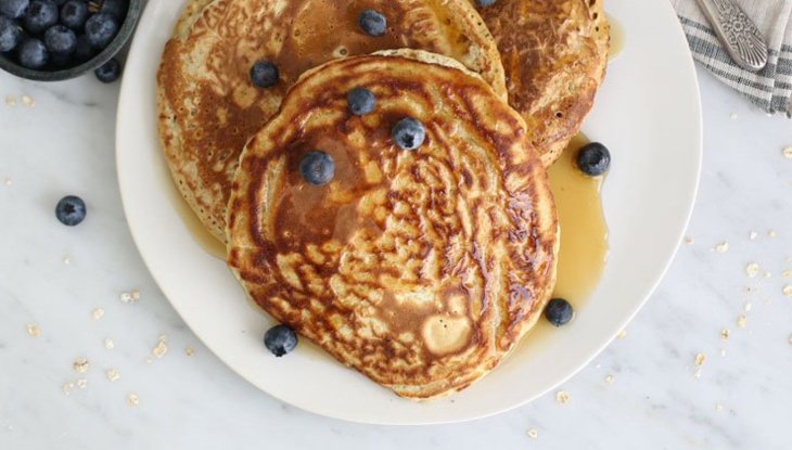 Без муки: рецепт яблочных блинчиков из овсянки