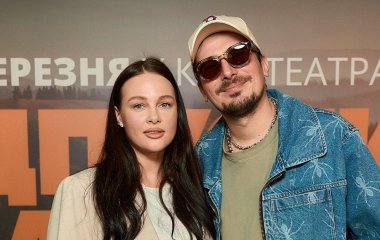 Дружина Позитива розчулила кадрами, як їхня однорічна донечка допомагає співакові працювати