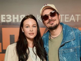 Дружина Позитива розчулила кадрами, як їхня однорічна донечка допомагає співакові працювати