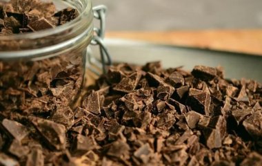 Вчені з'ясували, що шоколад з ранку допомагає жінкам худнути