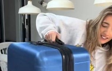 Блогерка придбала загублену в аеропорту валізу та показала, що було всередині — фото