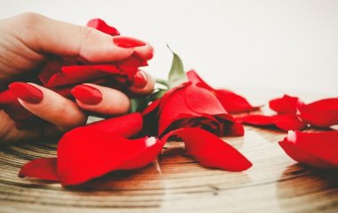 Найкращі дати для відвідування майстра: в які дні лютого 2025 року йти на манікюр, які кольори обрати