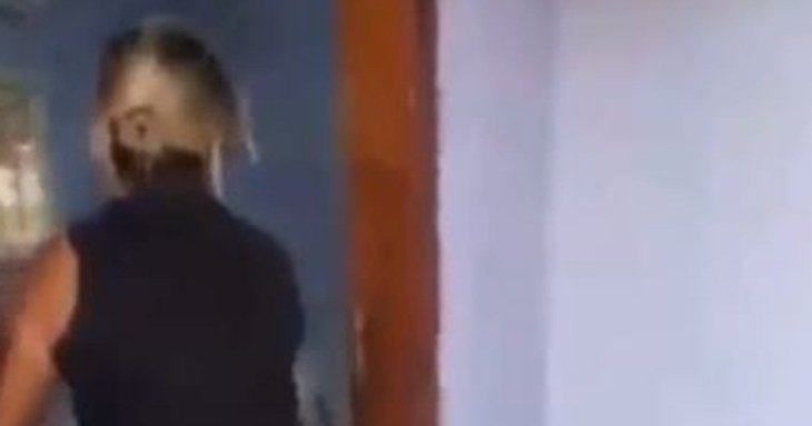 Розлючена дружина заскочила чоловіка в ліжку з коханкою та відлупцювала його ляпанцями — відео