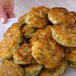 Коли ліньки морочитися з тістом. Ліниві пиріжки на кефірі із зеленою цибулею та яйцем