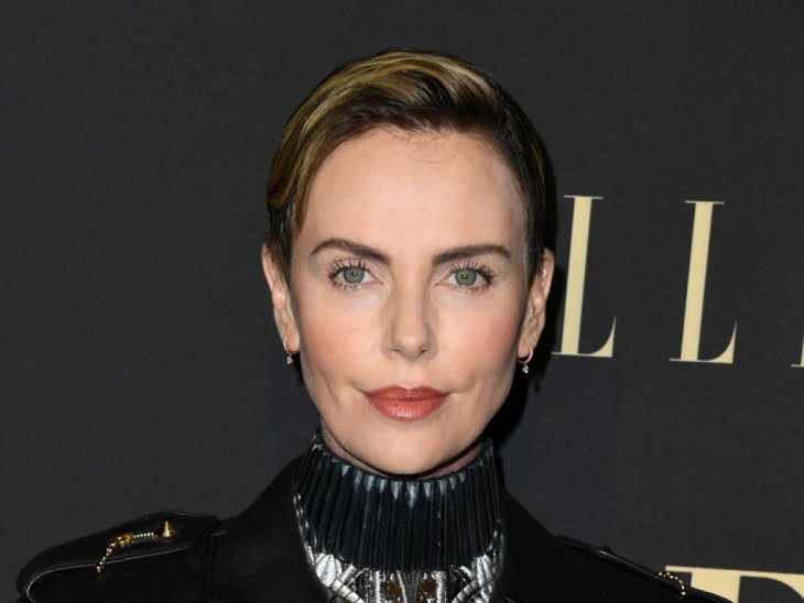 Шарлиз Терон проводила дочь Августу на спортивные занятия