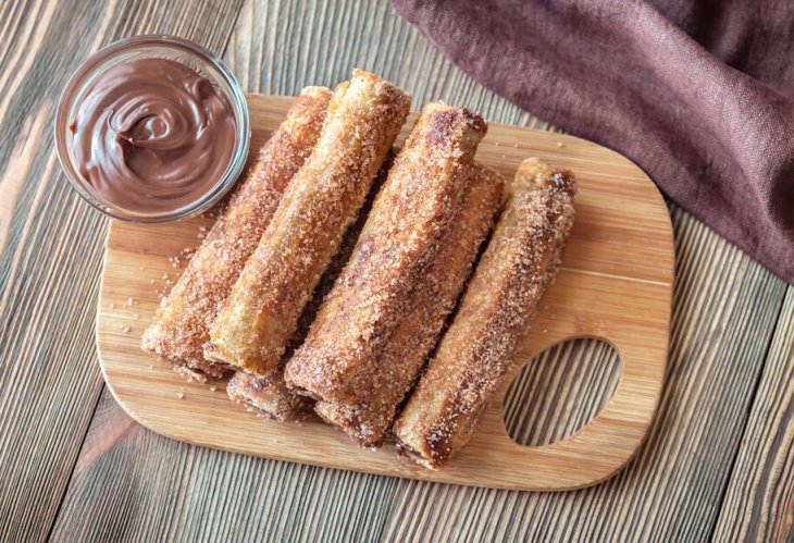 Вкусный десерт на скорую руку: готовим рулетики из французских тостов с яблоком и корицей