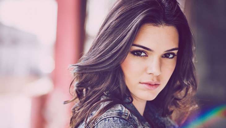 Кендалл Дженнер вышла в свет в ультракоротком мини