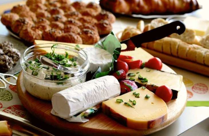 Диетологи назвали пять самых полезных видов сыра для здоровья