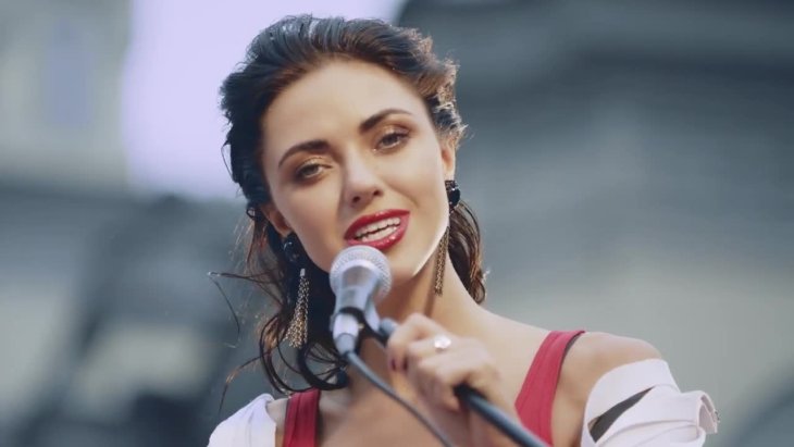 Вика из «НеАнгелов» в ярком бикини загорает в Испании