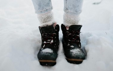 Ноги не змерзнуть навіть за -20°C: простий лайфгак для тепла у зимовому взутті — покладіть це під устілку