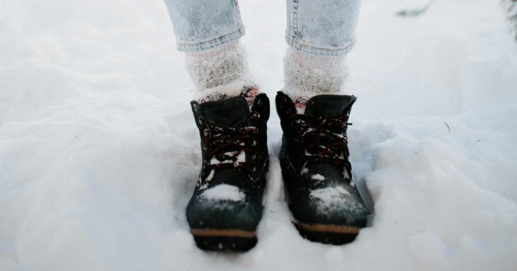 Ноги не змерзнуть навіть за -20°C: простий лайфгак для тепла у зимовому взутті — покладіть це під устілку