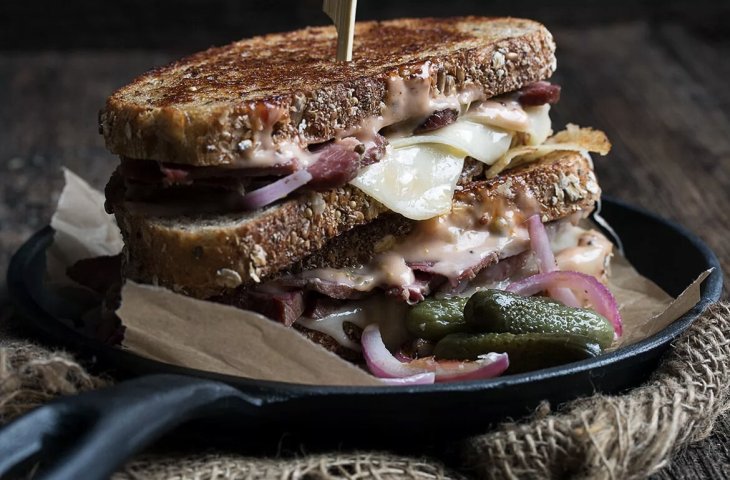 Вкусный перекус: рецепт рубен сэндвича