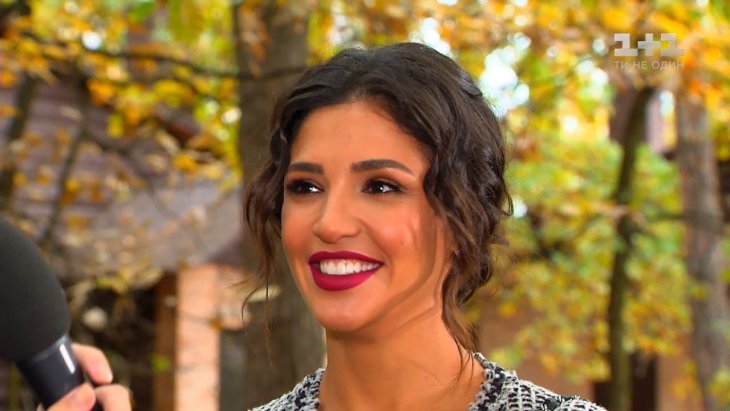 Беременная Санта Димопулос гуляет по Монте-Карло