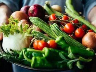 Допоможуть забути про голод: 10 корисних фруктів та ягід, які варто включити до свого раціону