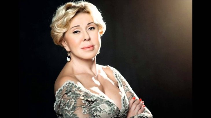 Любовь Успенская оголила спину в черном платье