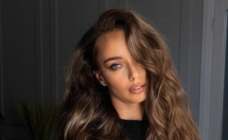 Ксения Мишина очаровала поклонников красивым фото в образе дерзкой школьницы