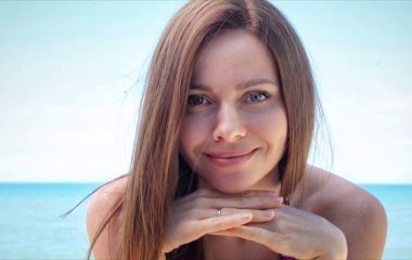 Екатерина Гусева в эффектном платье фиолетового цвета украсила обложку журнала