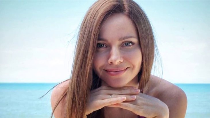 Екатерина Гусева в эффектном платье фиолетового цвета украсила обложку журнала