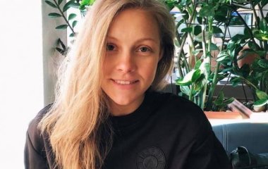 Алена Шоптенко вышла в свет в черном комбинезоне