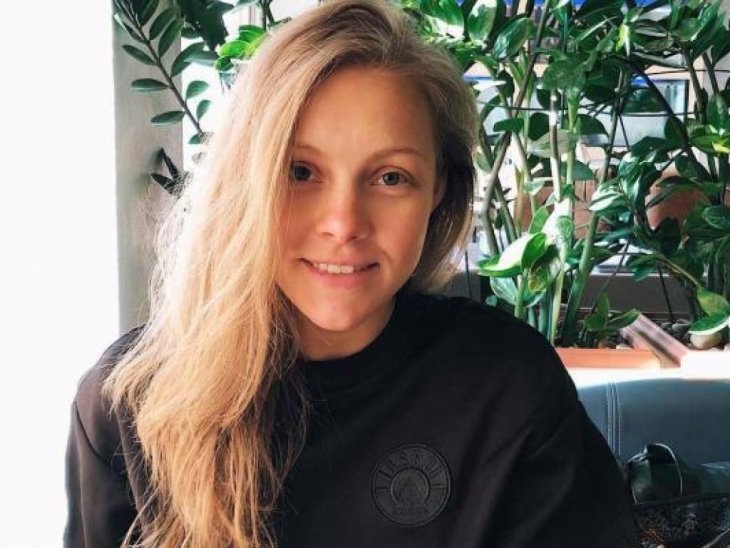 Алена Шоптенко вышла в свет в черном комбинезоне