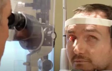 Чоловік, який втратив зір 20 років тому, тепер може бачити крізь свій зуб — фото