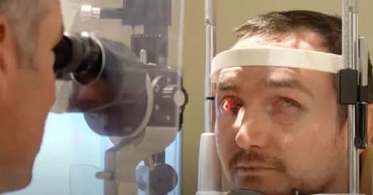 Чоловік, який втратив зір 20 років тому, тепер може бачити крізь свій зуб — фото