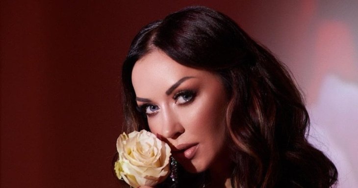 Наталія Валевська у грайливому фотосеті показала нового коханого і привітала його з важливим святом