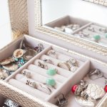 Будут чистыми и сияющими: как правильно ухаживать за золотыми украшениями