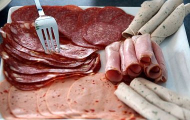 Исследователи назвали популярные продукты, которые увеличивают риск рака на 60%