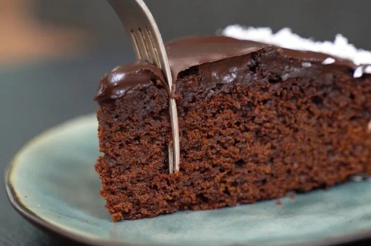 Как приготовить вкусный шоколадный торт всего за 70 гривен: простой рецепт