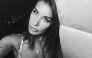 Кэти Топурия похвасталась стройными ножками в оригинальном боди