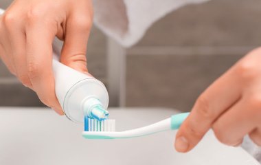 Стоматолог попередив про небезпеку жорстких зубних щіток