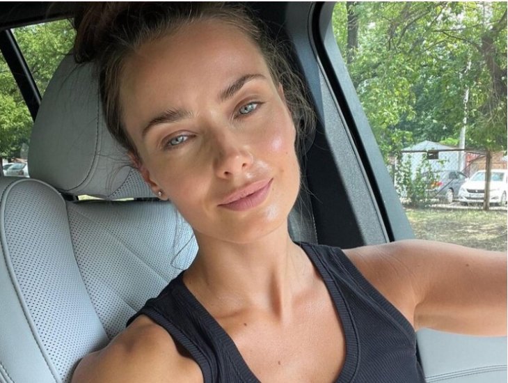 Ксения Мишина показала кольцо с розовым бриллиантом на безымянном пальце