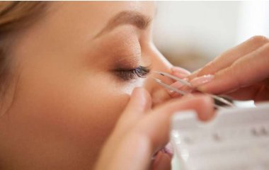 Чем нарощеные ресницы опасны для здоровья, рассказали врачи