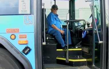 Найстаріший водій автобуса у світі: скільки йому років і де працює