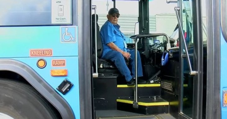 Найстаріший водій автобуса у світі: скільки йому років і де працює