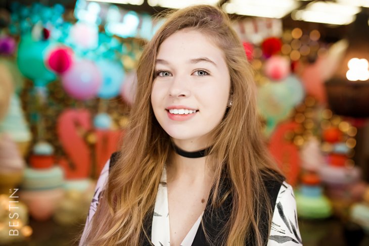 Дочь Веры Брежневой опубликовала фото в кроп-топе