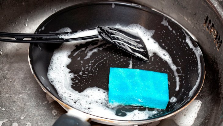 Як позбутися нагару та жиру на сковороді: потрібно всього 5 хвилин