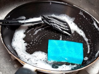 Как избавиться от нагара и жира на сковороде: нужно всего 5 минут