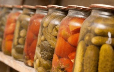 Кришка на банці здулася: що сталося, чи можна врятувати консервацію
