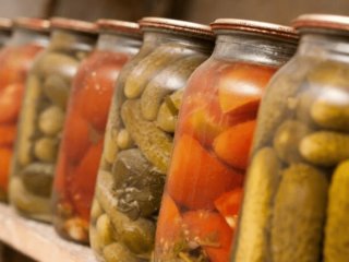 Кришка на банці здулася: що сталося, чи можна врятувати консервацію