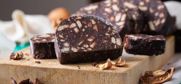 Шоколадная колбаса: обезоруживающе простой рецепт десерта из сладкого детства