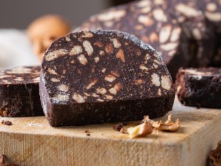 Шоколадная колбаса: обезоруживающе простой рецепт десерта из сладкого детства