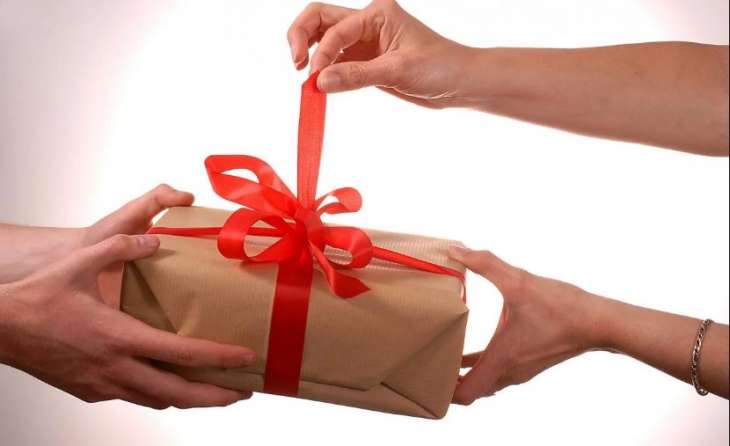 Подарочный этикет: как правильно получать подарки?