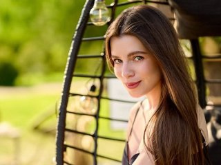 Христину Соловій жорстко рознесли за фото в полі маків: що з ними не так і як відреагувала співачка